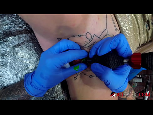❤️ Uiters getatoeëerde hottie Sully Savage het 'n tatoeëermerk op haar klitoris gekry Anale pornografie by ons ❤
